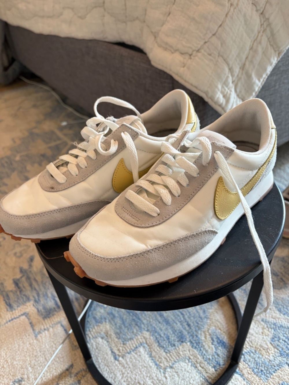 Women’s retro Nike tennis shoes - Picture 3 of 9